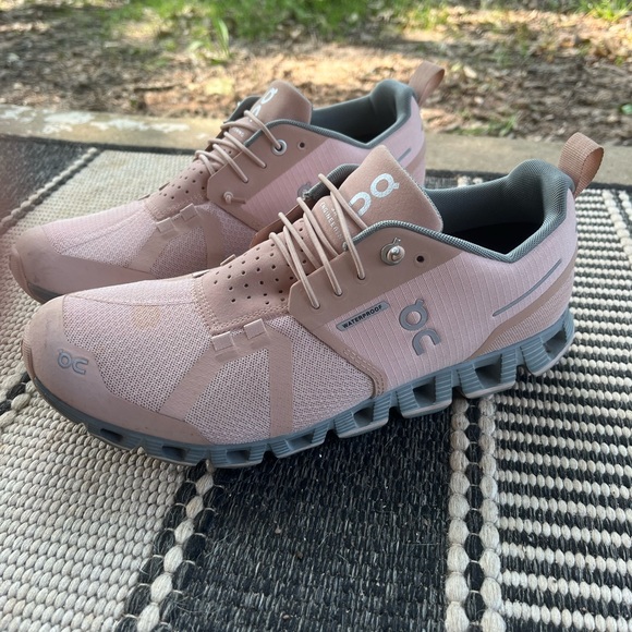 On Running Shoes - WOMANS ON CLOUD RUNNING SHOES